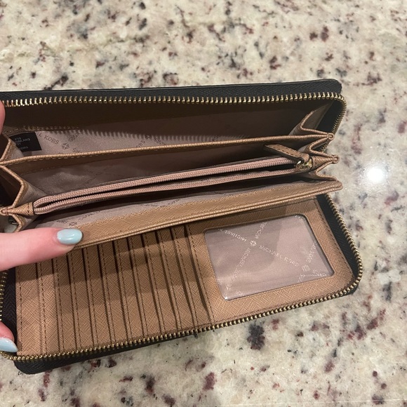 Michael kors wallet - Picture 2 of 2